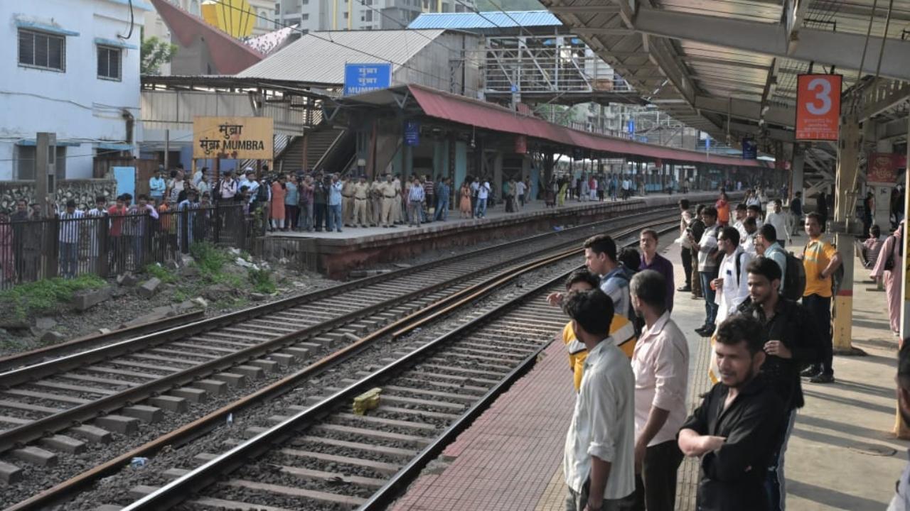 As per Central Railway officers, eight passengers were found injured in the gap between two parallel railway tracks between Mumbra and Diwa railway stations in the morning, while five other passengers onboard the CSTM-bound Kasara-10 local sustained minor injuries