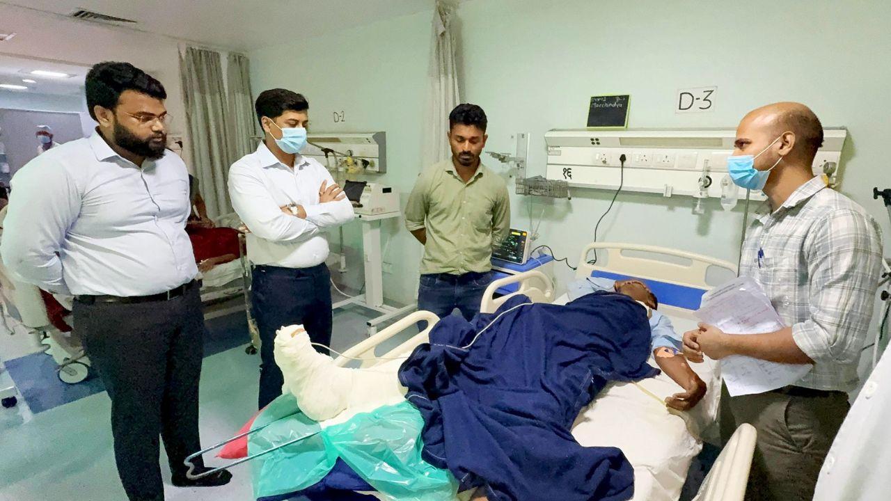According to Dr. Rakesh Barot, Dean of Chhatrapati Shivaji Maharaj Hospital, Kalwa, a total of 9 patients (7 men and 2 women) have been admitted following the incident. Sadly, four patients have been declared dead. Pic/ PTI