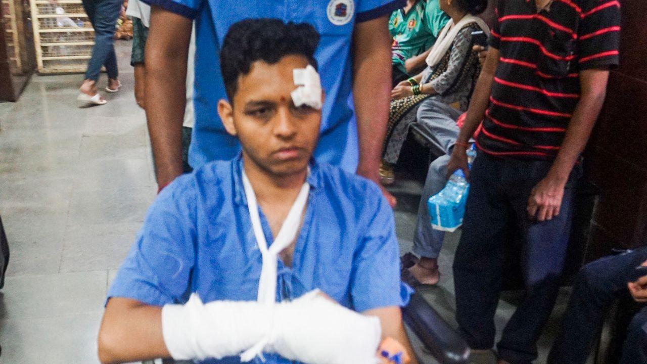 The victims were immediately rushed to Chhatrapati Shivaji Maharaj Hospital, Kalwa. Pic/ PTI