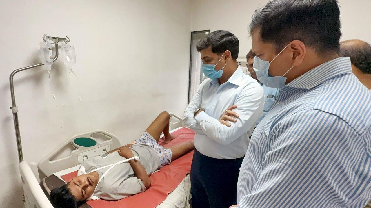 Shiv Sena MP Shrikant Shinde met the people who got injured following an accident between Diva and Mumbra railway station. Pic/ PTI