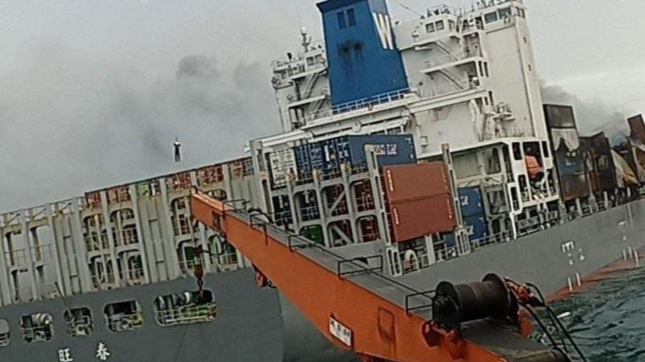 After the connection of the tow, the salvage team was successfully extracted by the Naval helicopter from the vessel