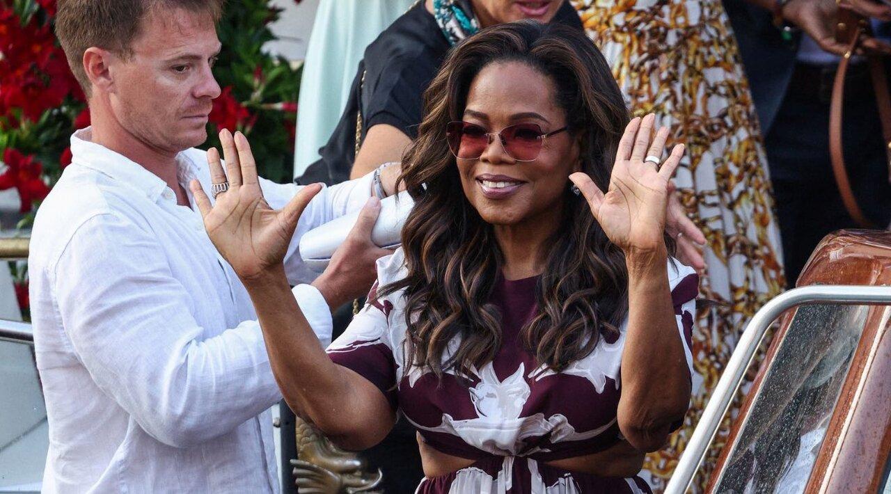Oprah Winfrey
Oprah Winfrey arrives in style at Jeff Bezos and Lauren Sánchez’s coastal wedding celebration, waving cheerfully to awaiting paparazzi