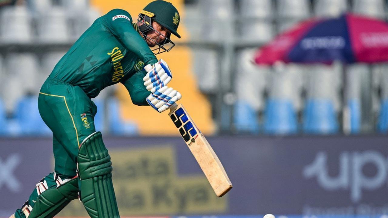 In an attempt to chase the target of 177 runs, South Africa lost the early wicket of its opening batsman, Reeza Hendricks, for just four runs. Fellow opener, Quinton de Kock, accumulated 39 runs in 31 balls, including four boundaries and a maximum (Pic: File Pic)