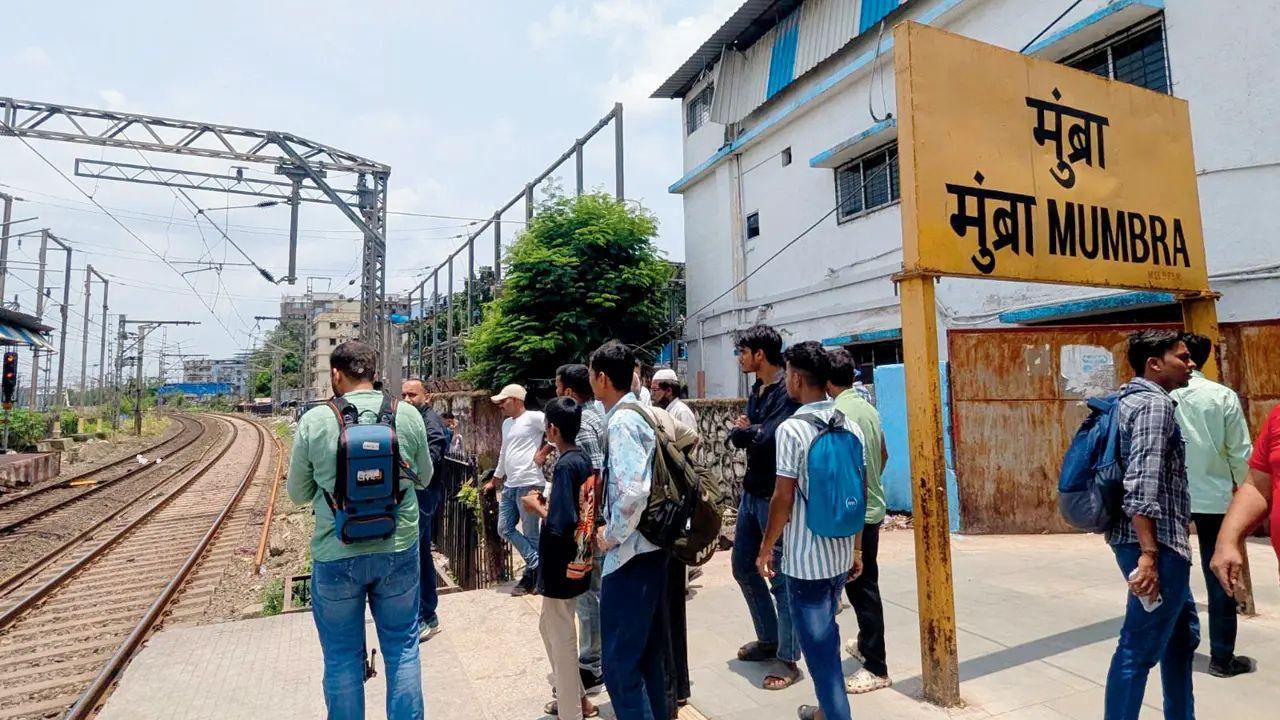 A visit to the accident site near pole number 40/4, on the Kalyan end of Mumbra station, revealed not one but two such curves, exactly where the mishap occurred. Passengers say these sharp bends often cause violent jolts in speeding trains