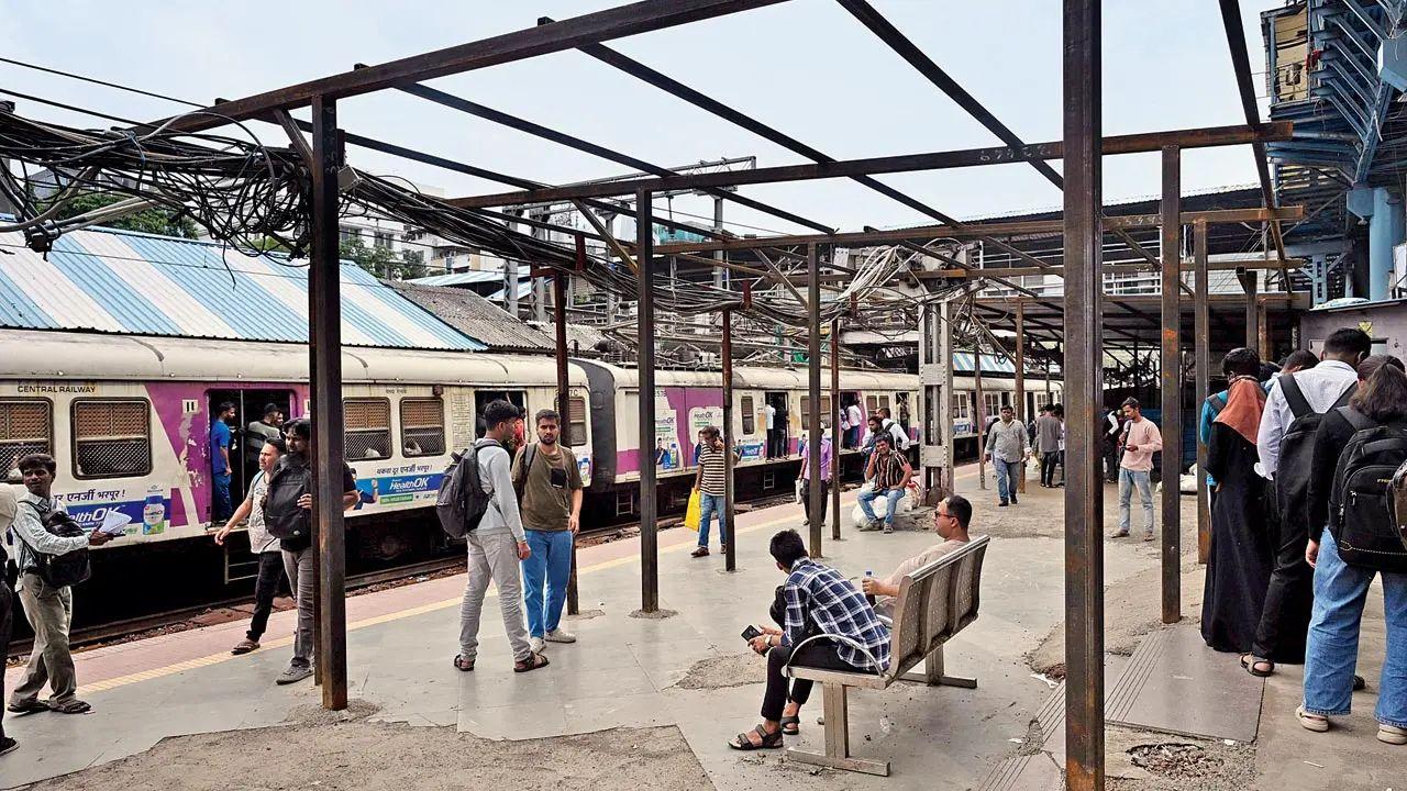 The roofing on Platform 1 is incomplete due to ongoing foundation work for the elevated station. The CSMT-end is being covered, but the Kalyan-end has been stripped of its roof at several places. Platform 2 also has missing roof portions at the CSMT end