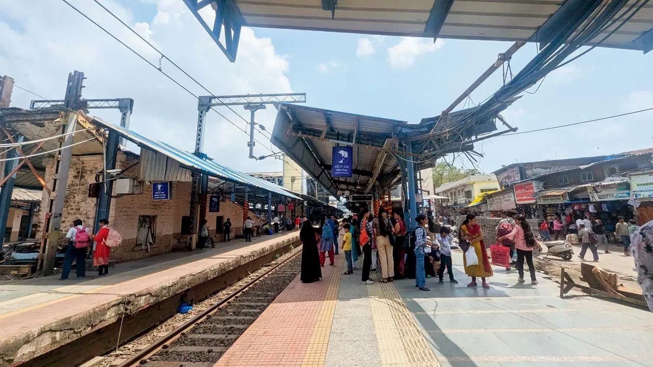 Kurla: Roofing is missing on platforms 5 and 6 due to prolonged escalator installation work. Platform 1 also has exposed sections where an old bridge was recently demolished