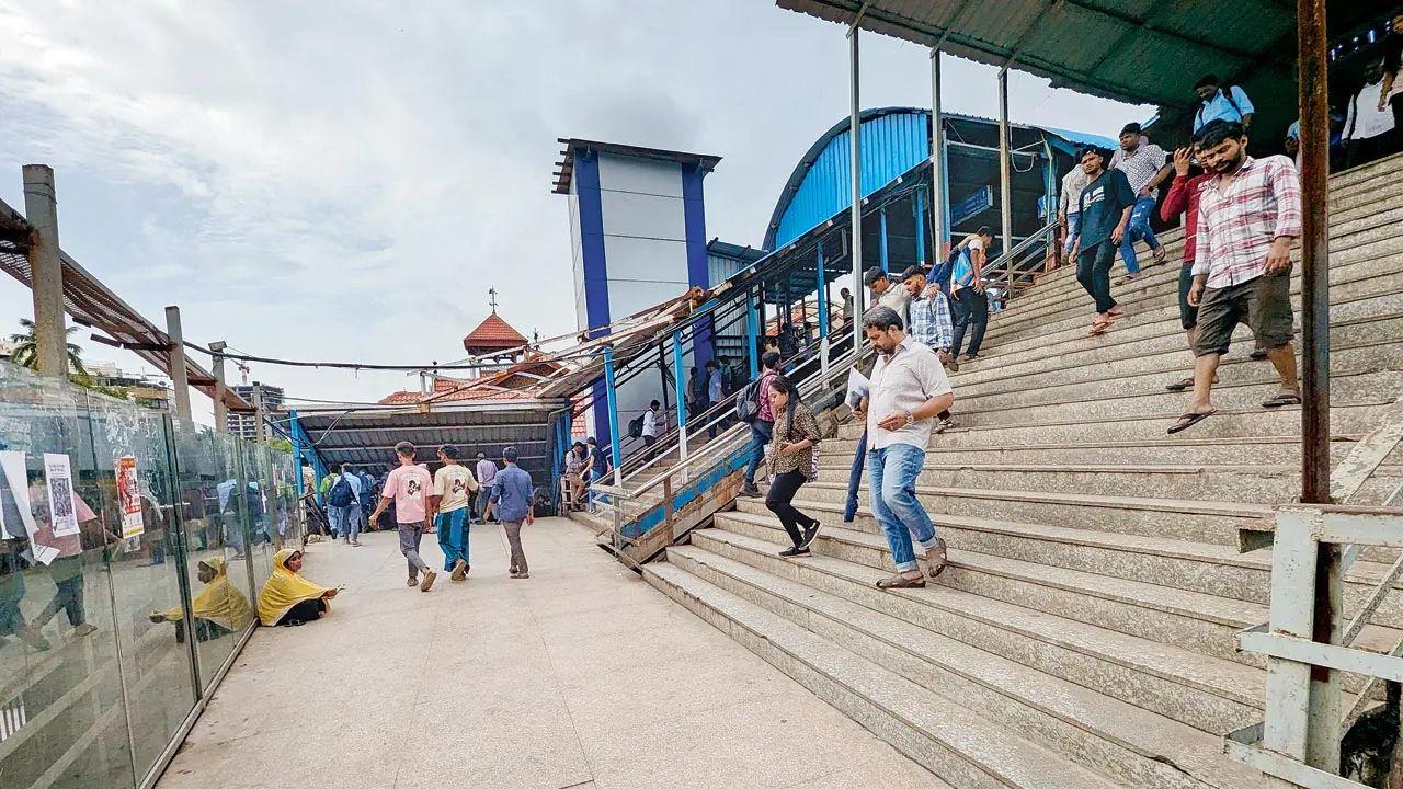 Bandra: A section on the west side of the foot overbridge lacks a roof, soaking commuters during showers. “It’s just a small patch, but enough to drench everyone,” said one commuter