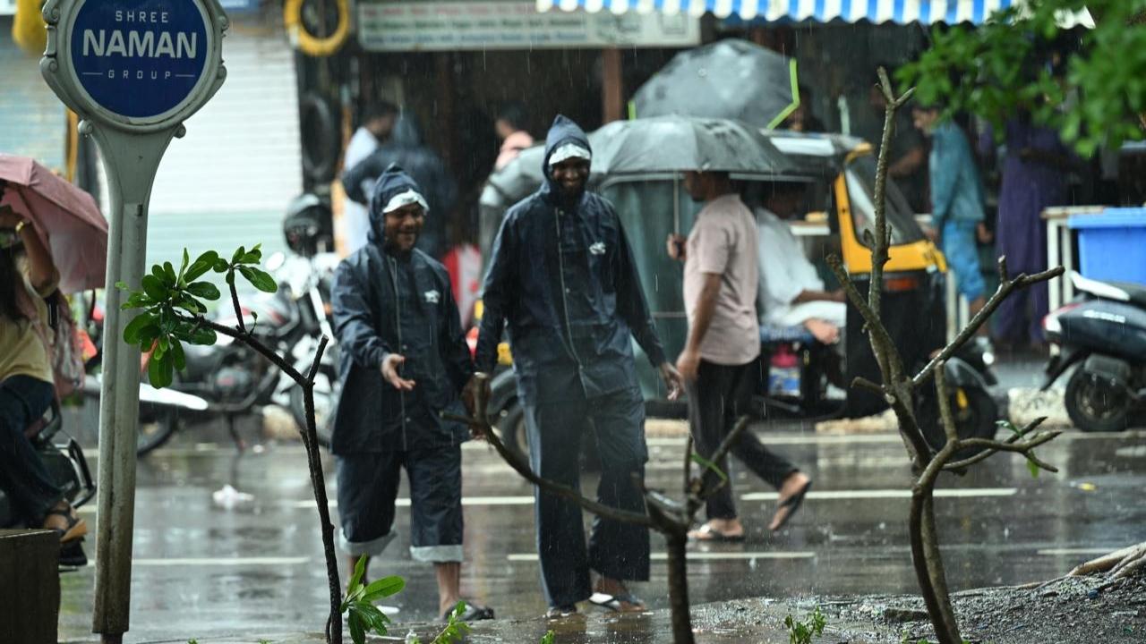 The IMD's Santacruz observatory recorded a maximum temperature of 32.6 degrees Celsius and a minimum of 26.1 degrees Celsius on Thursday
