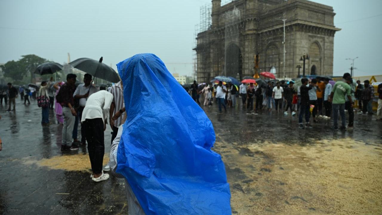 Earlier in the day, the weather department, in its bulletin had stated that Mumbai was likely to experience heavy rainfall at isolated locations