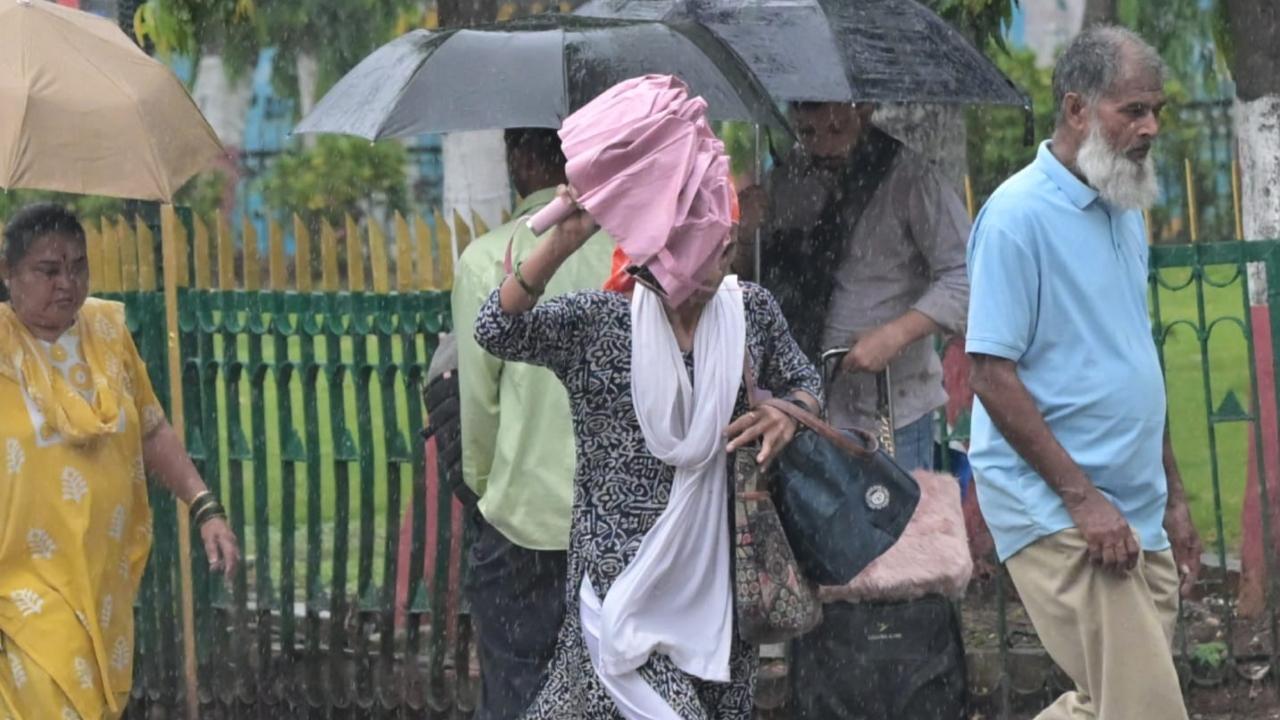 The IMD had earlier in the day predicted that the city and its suburbs were likely to experience a generally cloudy sky with intermittent light to moderate rainfall throughout the day. Pics/Sameer Abedi