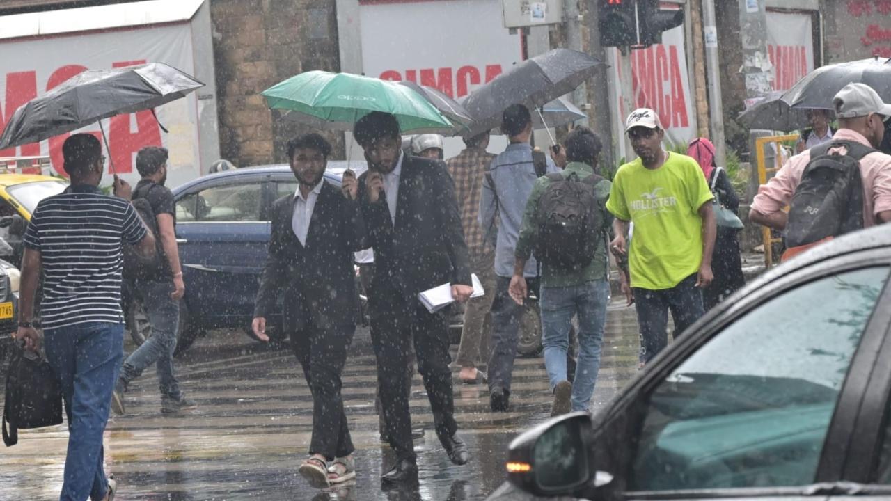The IMD's Santacruz observatory recorded a maximum temperature of 31.7 degrees Celsius and a minimum of 27.9 degrees Celsius on Thursday