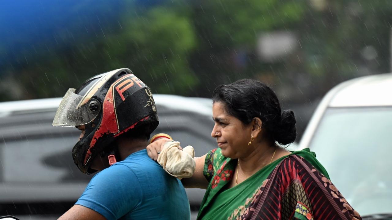 Parts of Mumbai witnessed heavy showers overnight along with thunder and lightning. The rains eased by morning, with only light showers, and no major waterlogging was reported