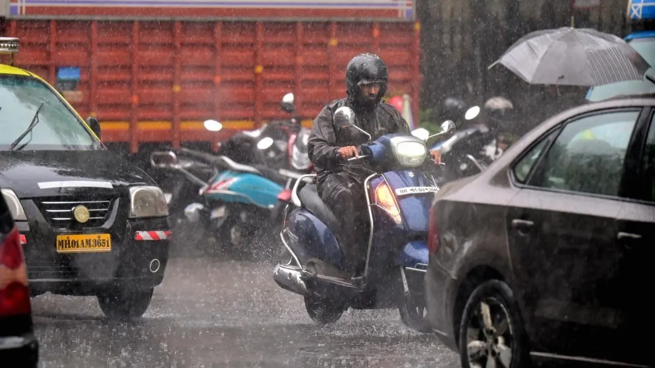 IN PHOTOS: People rush to take cover as rains lash parts of Mumbai