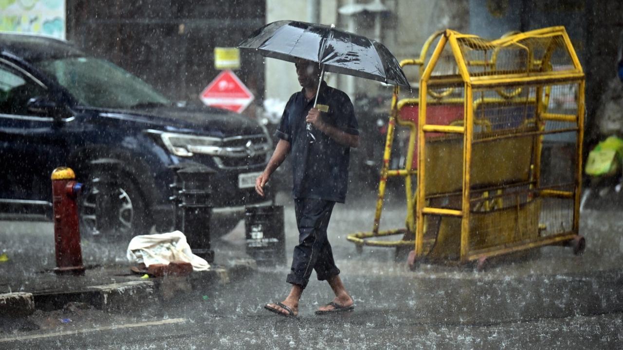 On Monday, a high tide was expected to occur at 5:14 pm, reaching a height of 3.96 meters