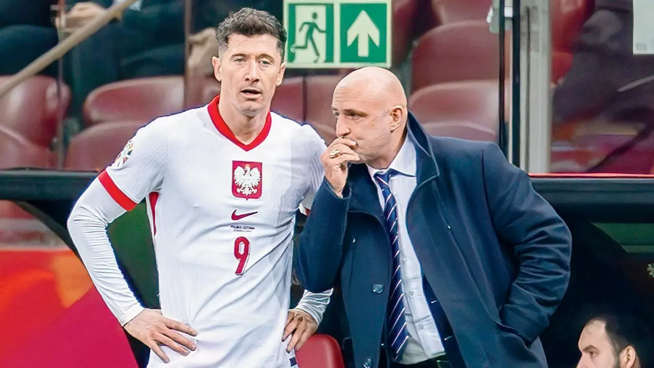 Poland coach quits after Lewandowski boycotts team