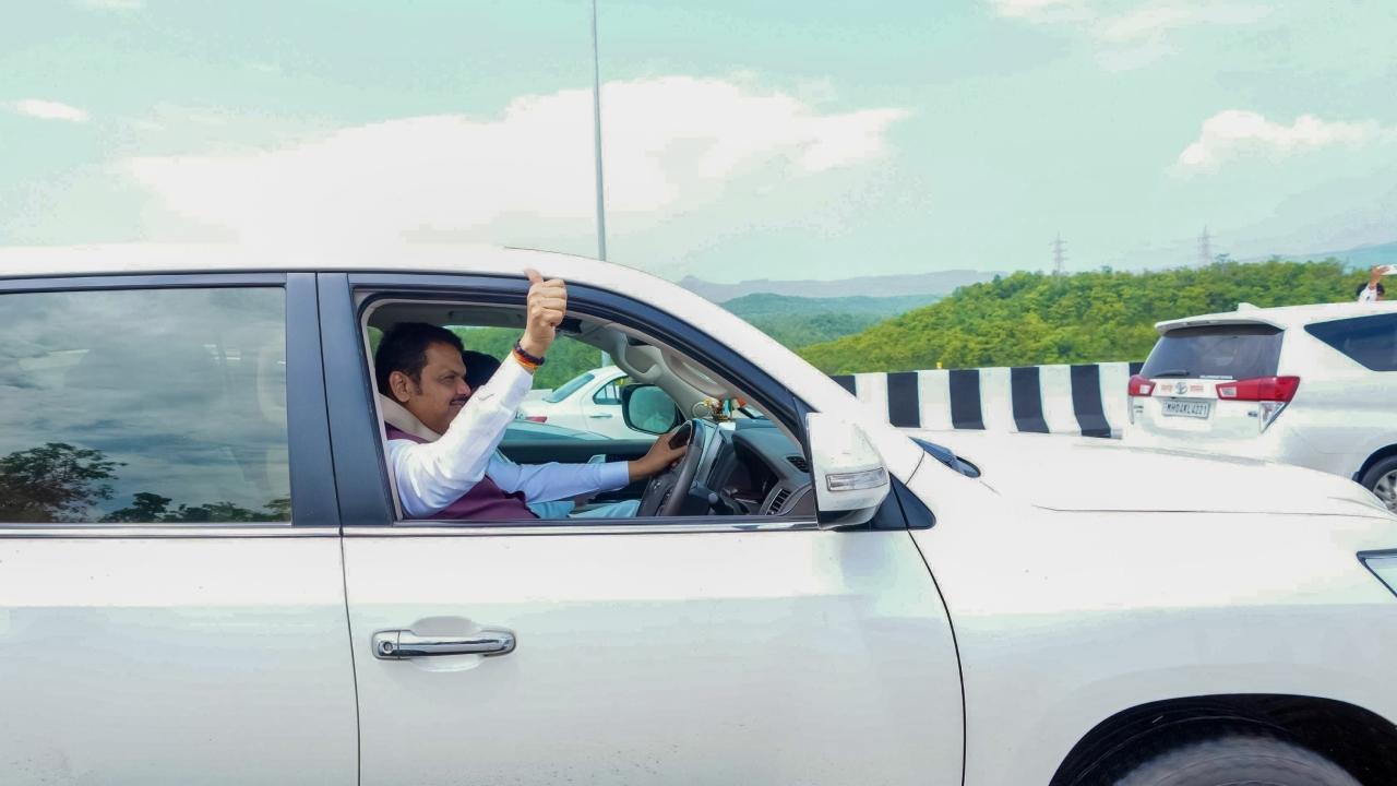 On the return trip, CM Fadnavis took over the driving