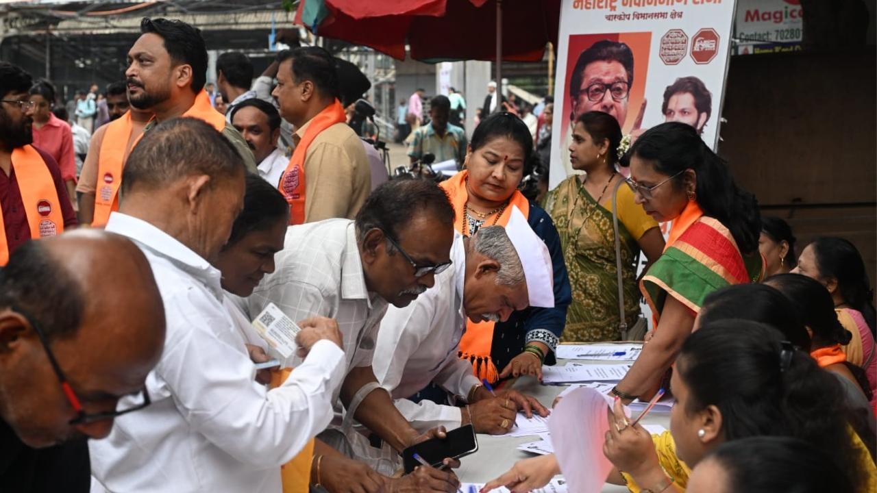 The campaign was held outside Kandivali Railway Station (West) and led by Charkop Vidhan Sabha President Dinesh Salvi
