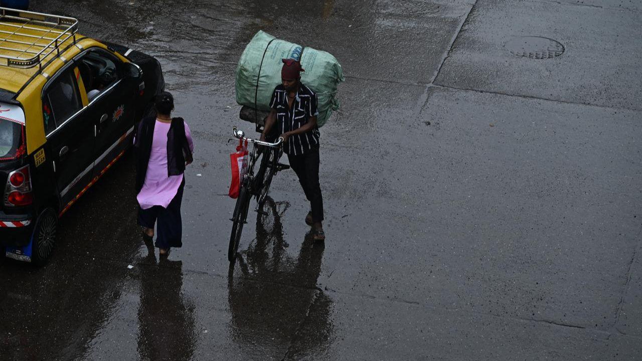 The weather reflects typical early monsoon conditions, with brief spells of rain anticipated throughout the day. According to tide forecasts, a high tide of 3.60 meters is expected at 7:01 PM today, followed by another at 8:24 AM on June 5, measuring 3.19 meters