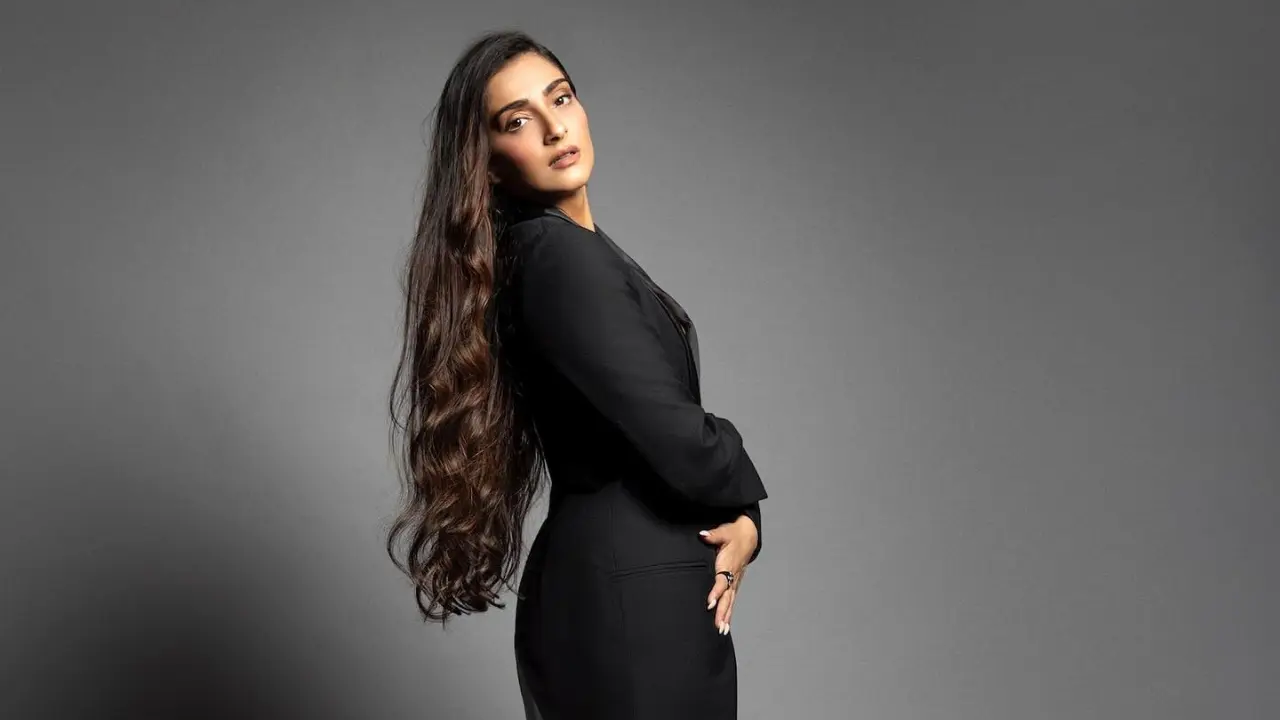 Sonam Kapoor chops 12 inches of her hair - WATCH