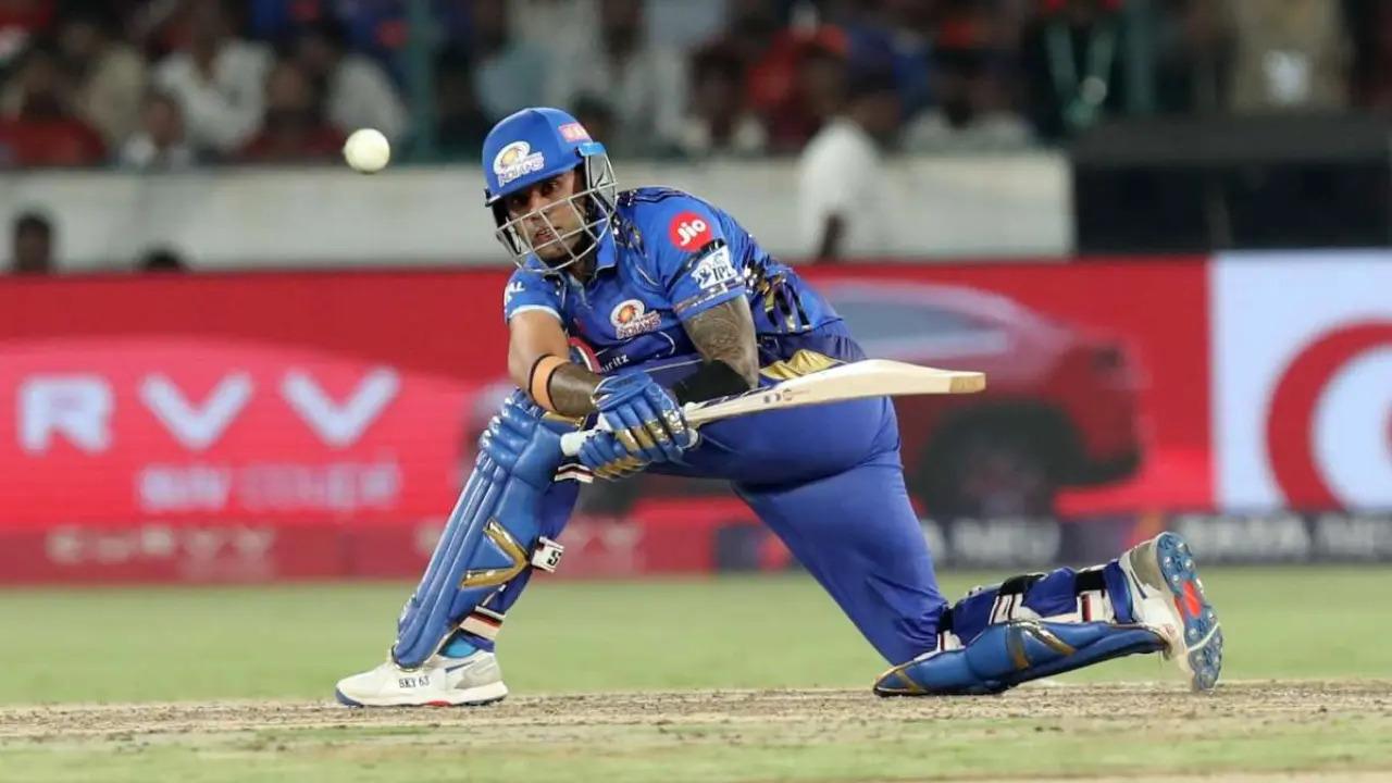 With this, he became the first non-opening batsman to complete 700 runs in a single Indian Premier League season