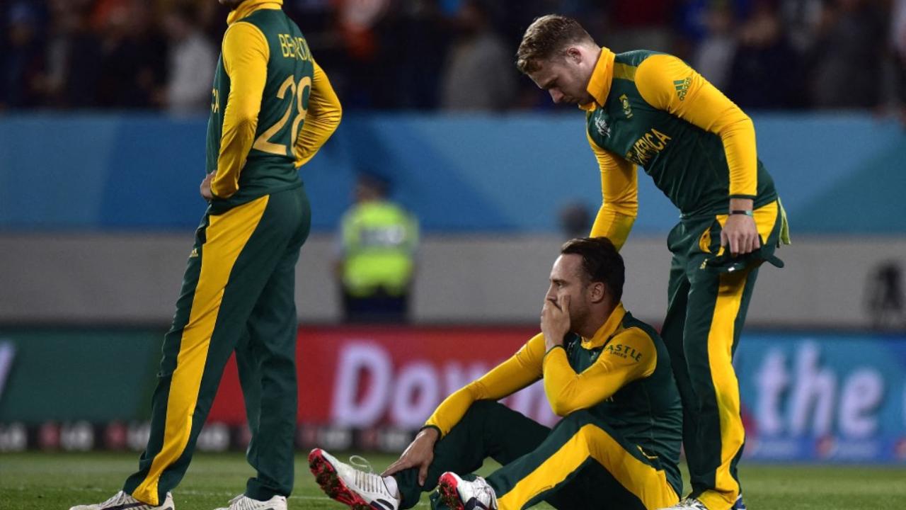2015 World Cup semi-final vs New Zealand
In a rain-affected semi-final, South Africa posted a strong 281 in 43 overs. They had the upper hand late in the chase, with New Zealand needing 30 from 18 balls. But dropped catches and poor fielding flipped the match. Grant Elliott’s stunning six off Steyn sealed it, leaving the Proteas devastated,again
Photo: South Africa's Faf du Plessis (L) reacts with teammates Farhaan Behardien (C) and David Miller after their loss in the Cricket World Cup semi-final match between New Zealand and South Africa