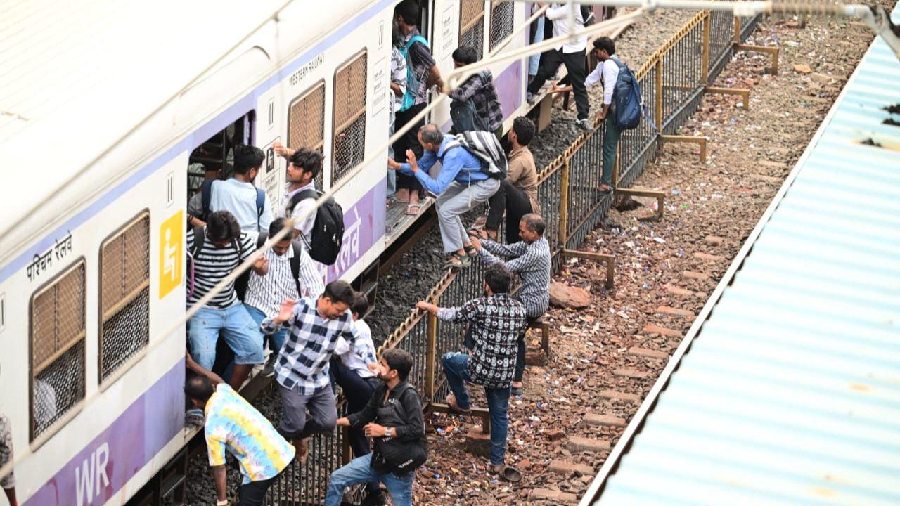 It also underscores the urgent need for stricter enforcement of safety regulations and greater public awareness to prevent such risky behaviour that could lead to yet another tragedy. Pic/ Nimesh Dave