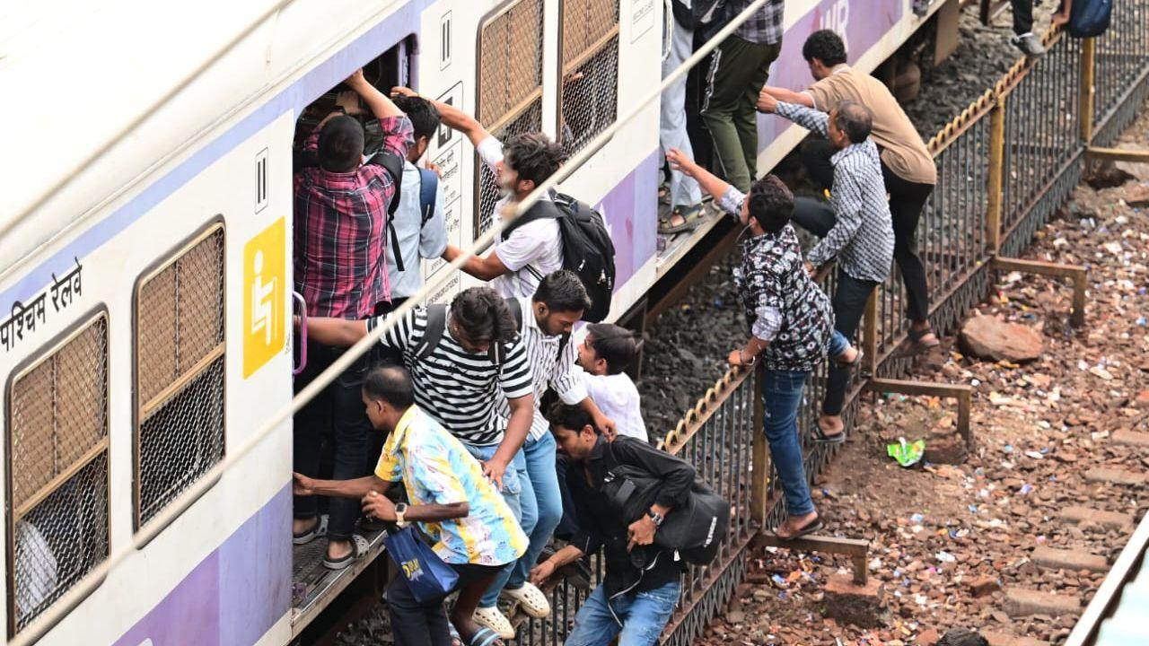 In Borivali, several commuters were seen dangerously attempting to board local trains from the wrong side of the platform, a practice that is not only illegal but also life-threatening. Pic/ Nimesh Dave