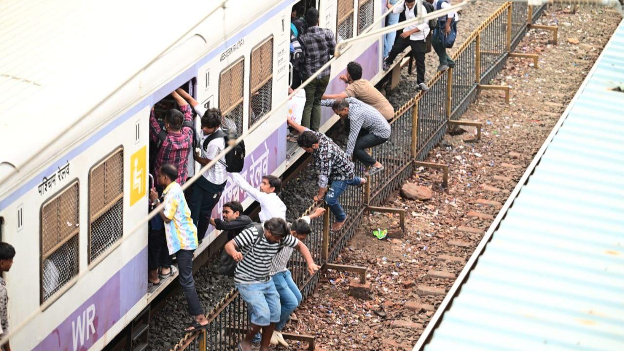 The incident highlights a persistent disregard for railway safety norms, even in the wake of fatal accidents. Pic/ Nimesh Dave
