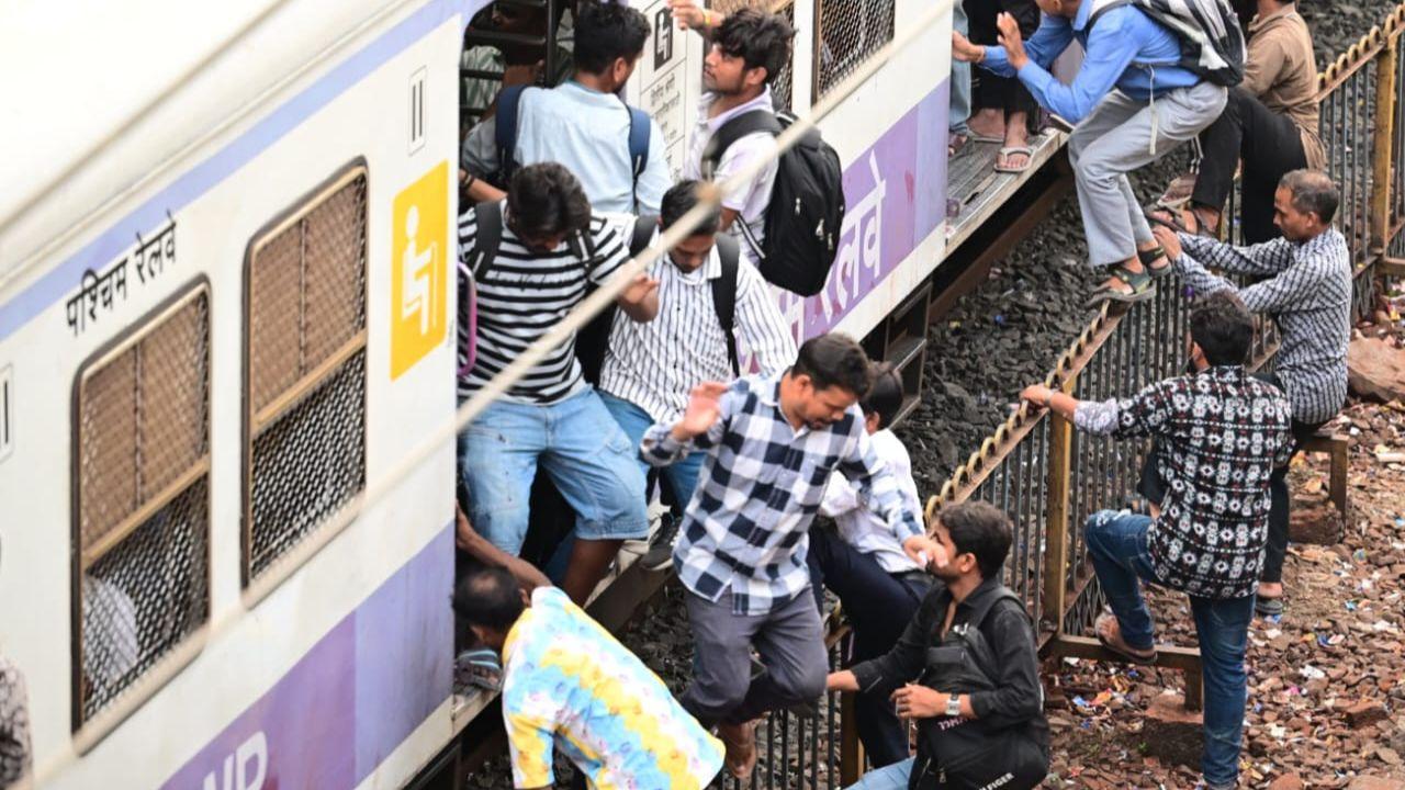 Despite the tragic train accident in Mumbra earlier this morning, alarming scenes continued to unfold in the city. Pic/ Nimesh Dave