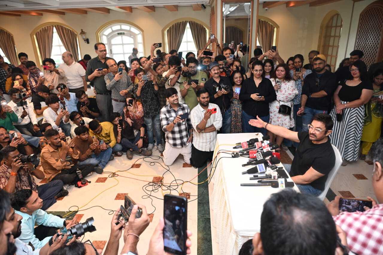 The superstar also had an informal chat with the media where he also introduced his girlfriend Gauri Spratts