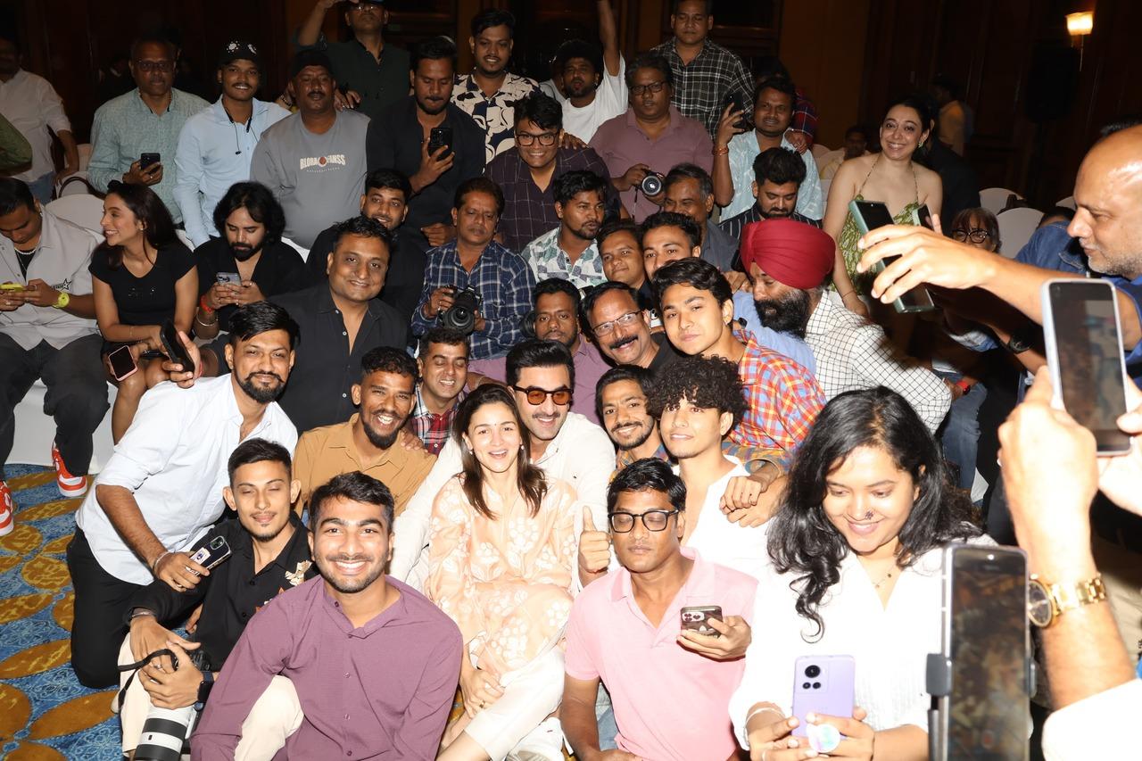 Alia and Ranbir take a picture with the paparazzi