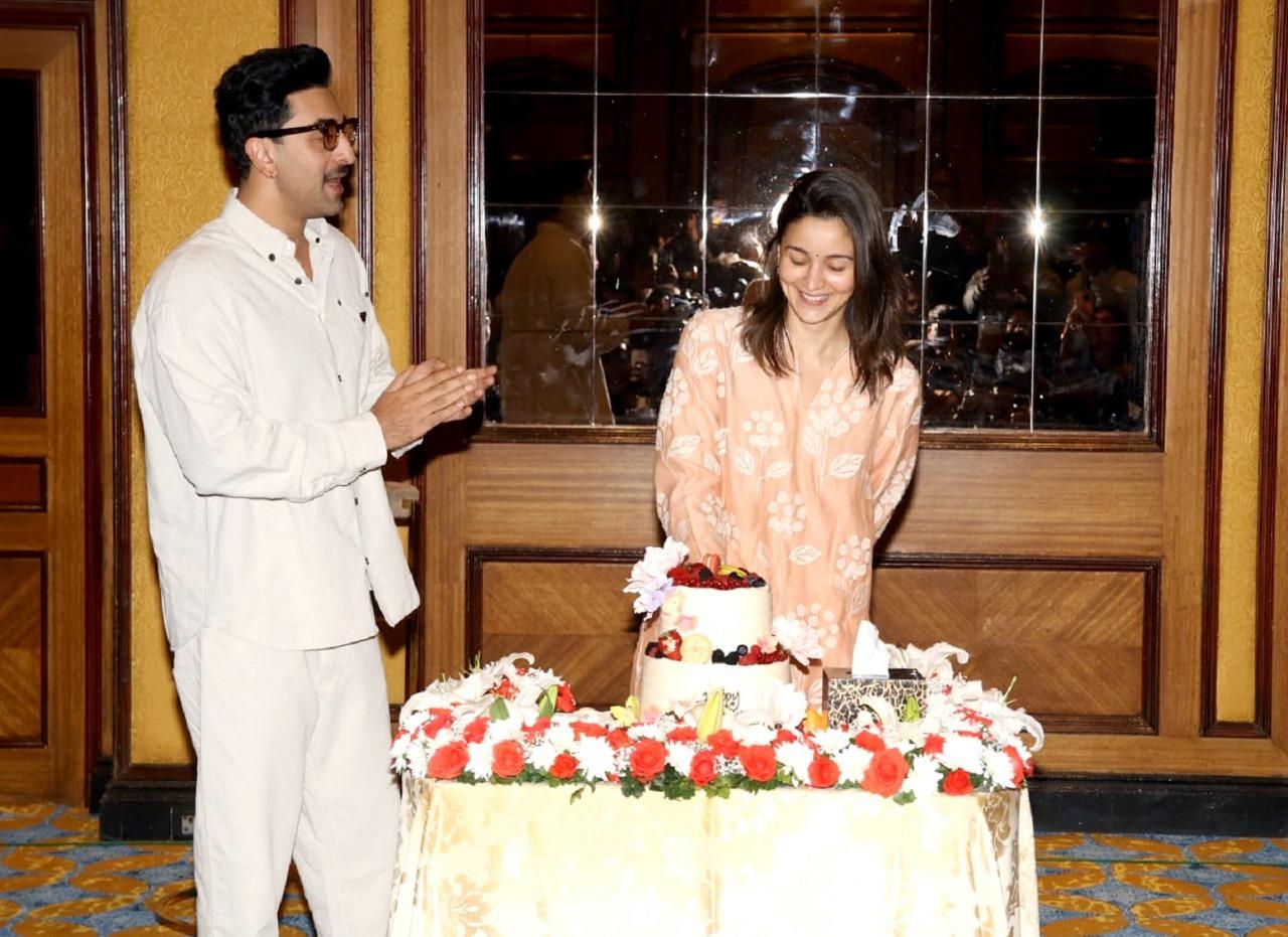 Alia Bhatt invited the media to celebrate her 32nd birthday in advance. She cut her cake along with her husband Ranbir Kapoor