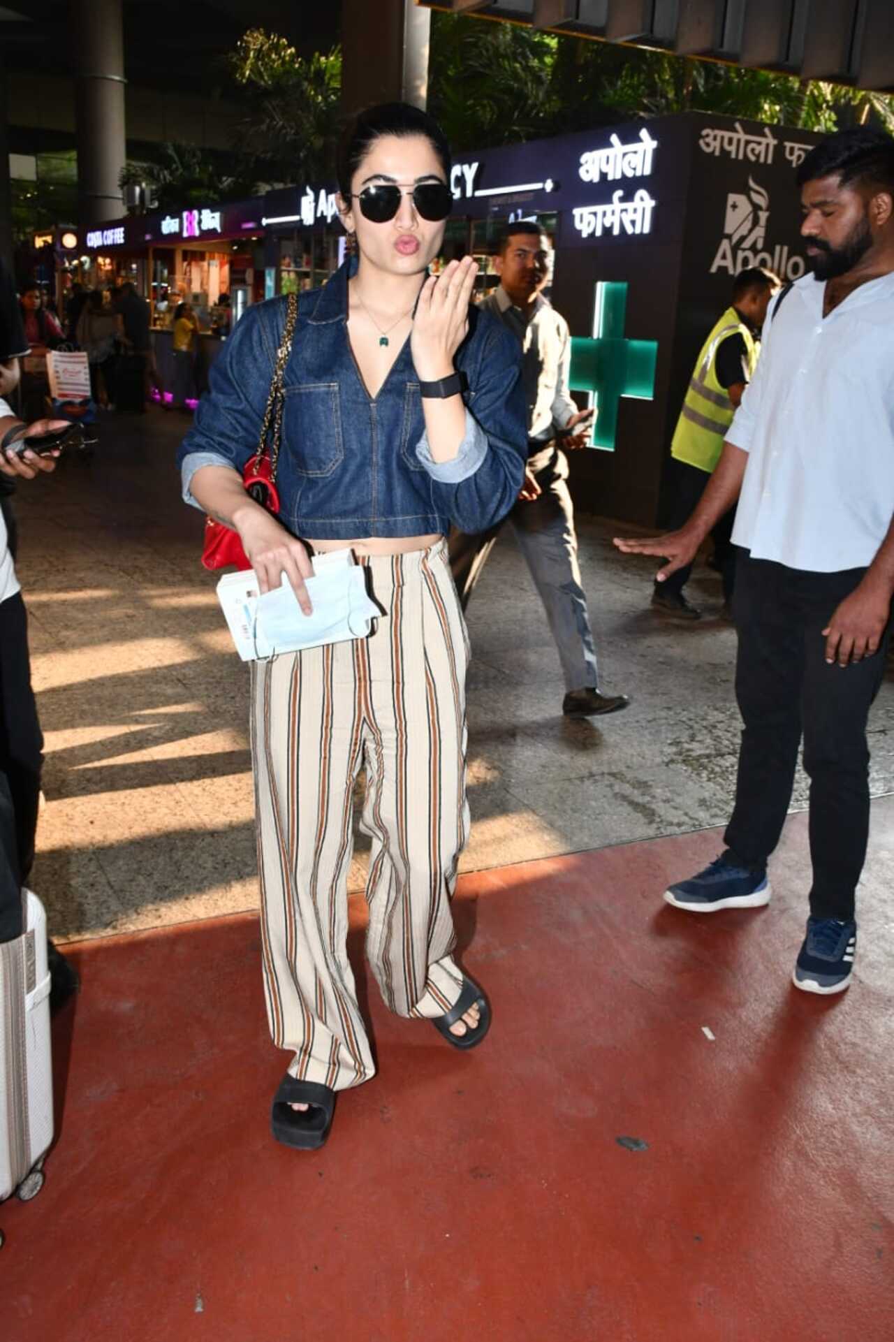 Rashmika Mandanna blew air kisses as she got papped at the Mumbai airport on Sunday morning
