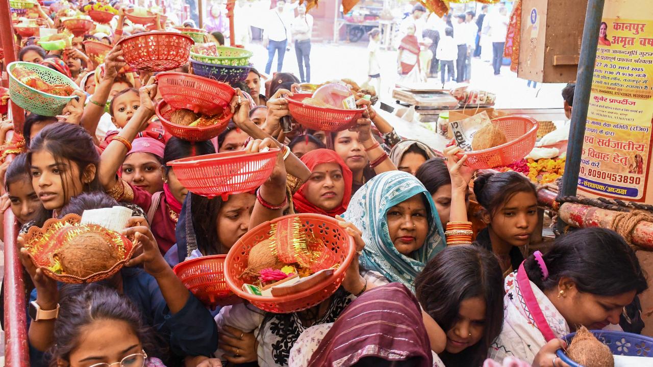 Barhadevi Temple, Kanpur
Devotees visited temples to seek blessings on the first day of Chaitra Navratri. They participated in traditional prayers and customs, with some temples also observing special rituals.