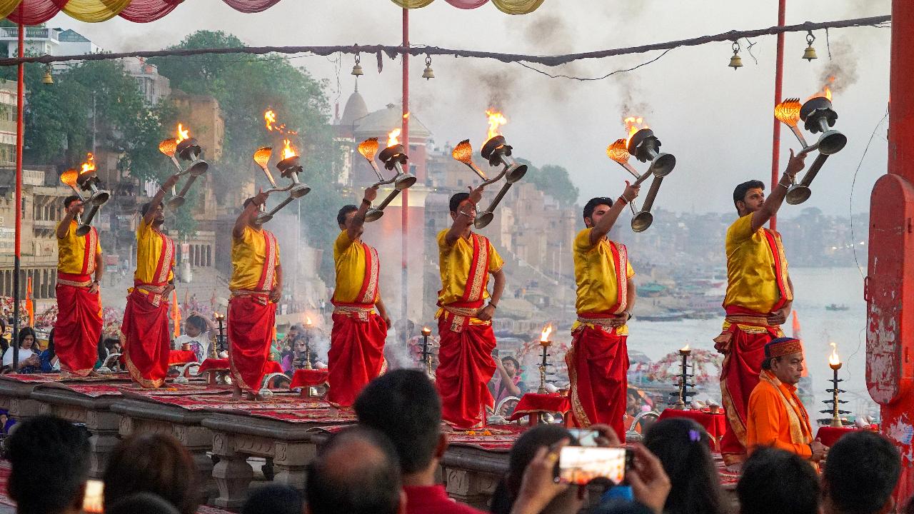 Varanasi, Uttar Pradesh
Ganga Arti was performed in places like Varanasi and Prayagraj in observance of the festival.