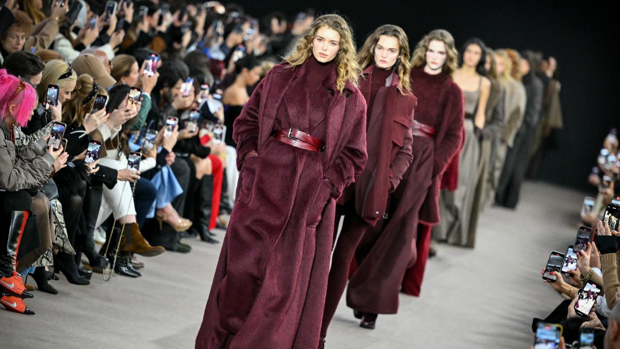 Belts
The next season's trend will be belts. Most looks at Max Mara's show involved belts, from coats and cardigans to a long woollen dress and both mini and long skirts. 