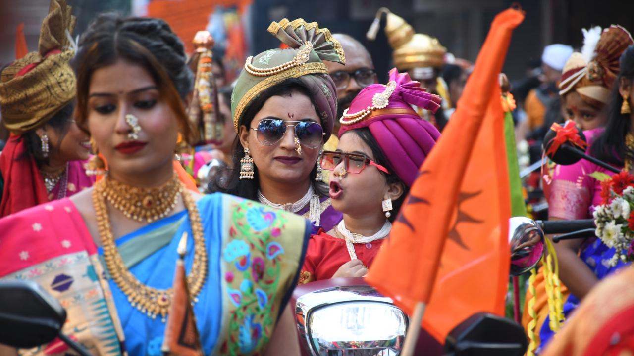 Shobha Yatras, or processions, are one of the most important parts of the festivities in Mumbai. City residents enthusiatically participate in processions, reflecting Maharashtrian culture and heritage.