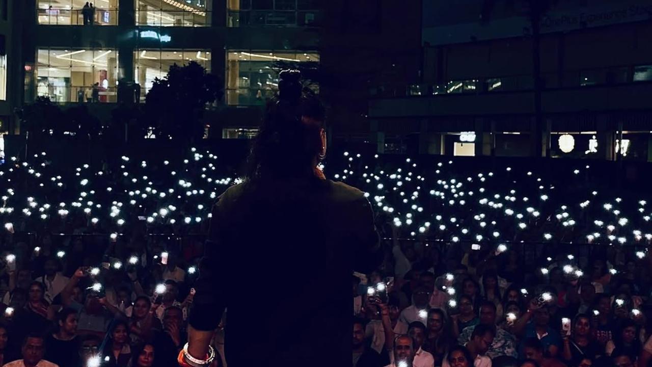 Performing his all-time hits like ‘Bam Lehri’, ‘Saiyyan’ and ‘Teri Deewani’, Kher’s energy and powerful voice created an immersive experience. (Pic: Instagram/Kailasa)