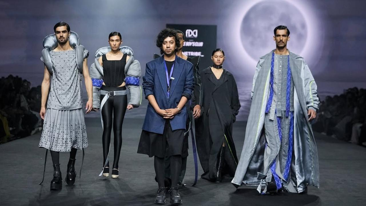 LINETRIBE_ presented the collection ‘Monolith’, which embodied protection, androgyny and identity. It featured layered silhouettes in shades of blacks, greys and blues.