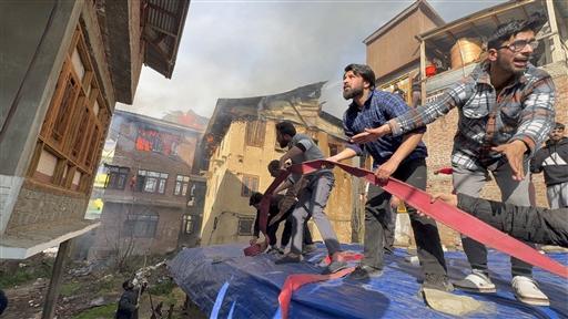 The fire intensified due to the explosion of multiple gas cylinders, making it difficult to contain. Local residents, police, and security forces worked together to evacuate people, preventing casualties.