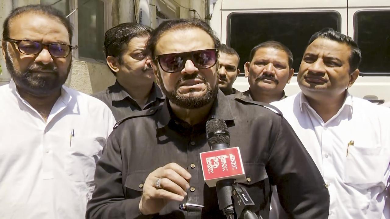 Aurangzeb remarks case: SP MLA Abu Azmi appears for probe at Marine Drive Police Station