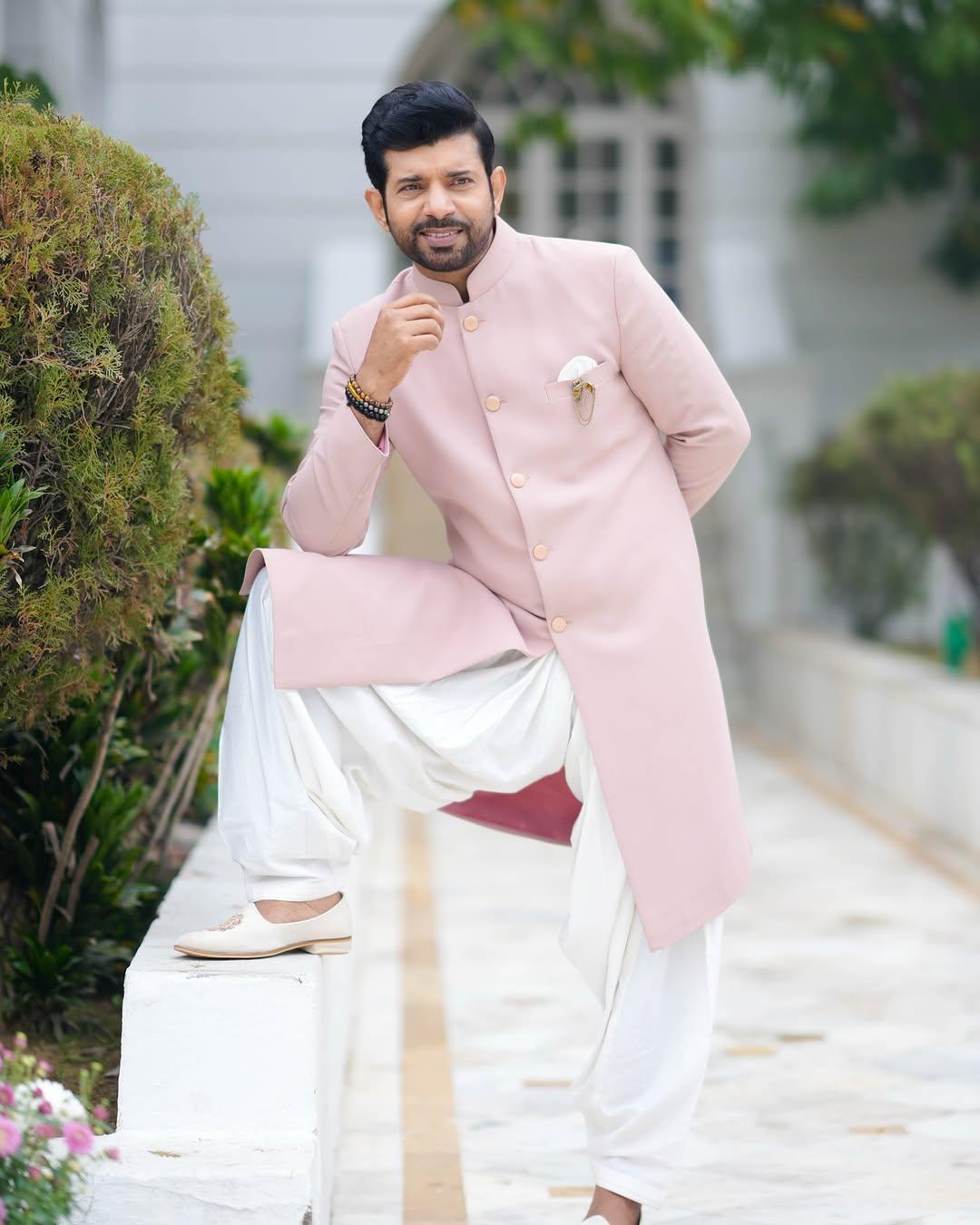 Hailing from Varanasi, Viineet’s breakthrough role came in Mukkabaaz, where he portrayed a boxer battling against all odds. His dedication to his craft has made him one of the most promising actors in Bollywood. His performance in the recent blockbuster Chaava alongside Vicky Kaushal has also been talked about.
