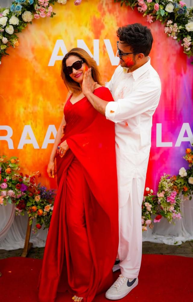 In this picture, Vicky can be seen applying gulal on his lady love, Ankita`s face