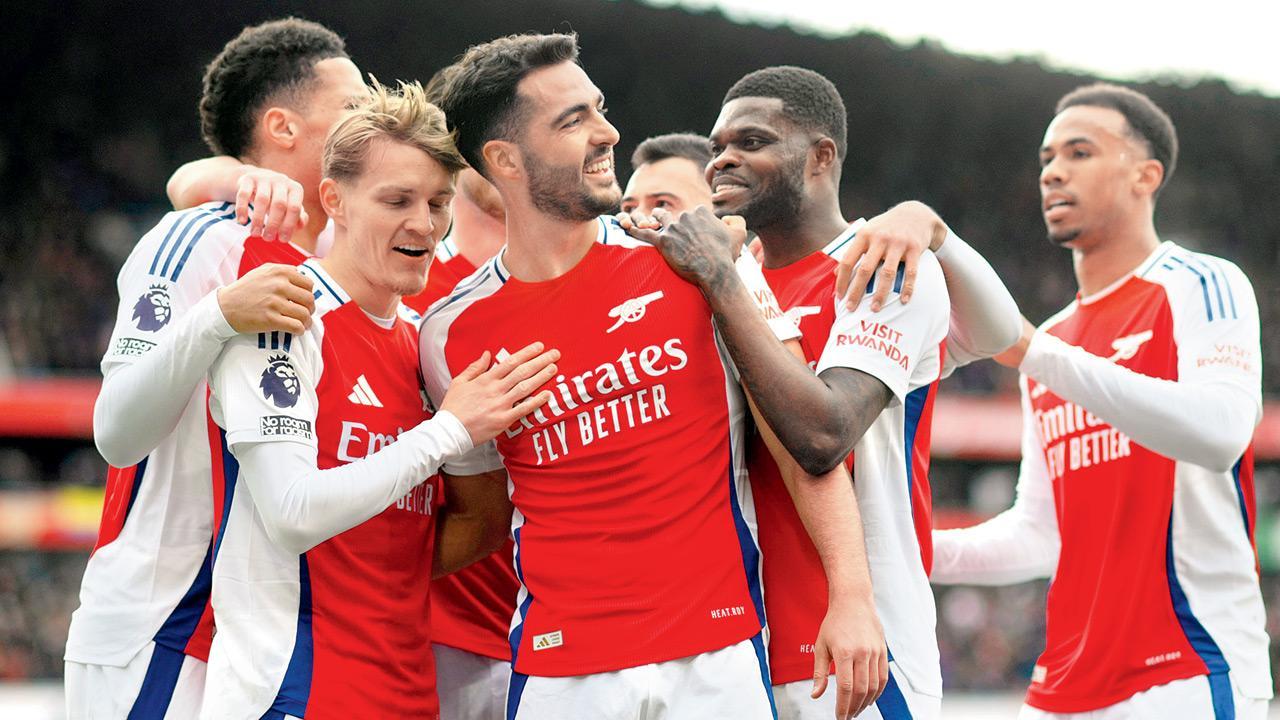 Arsenal edge out Chelsea 1-0; title hopes still alive