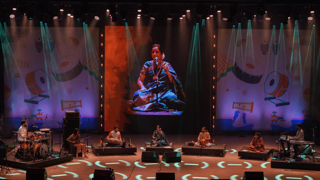 The third edition began with none other than Aruna Sairam’s meditative performance with the Thrillana Project. She curated a spellbinding musical ensemble with Shalini Mohan, Arun Kumar, Sangeet Haldipur, Jyotsna Srikanth, Giridhar Udupa, and B.C. Manjunath, who delivered a soulful rendition of thillanas accompanied by modern and traditional sonic instruments like violin, ghatam, tabla, and bass guitar