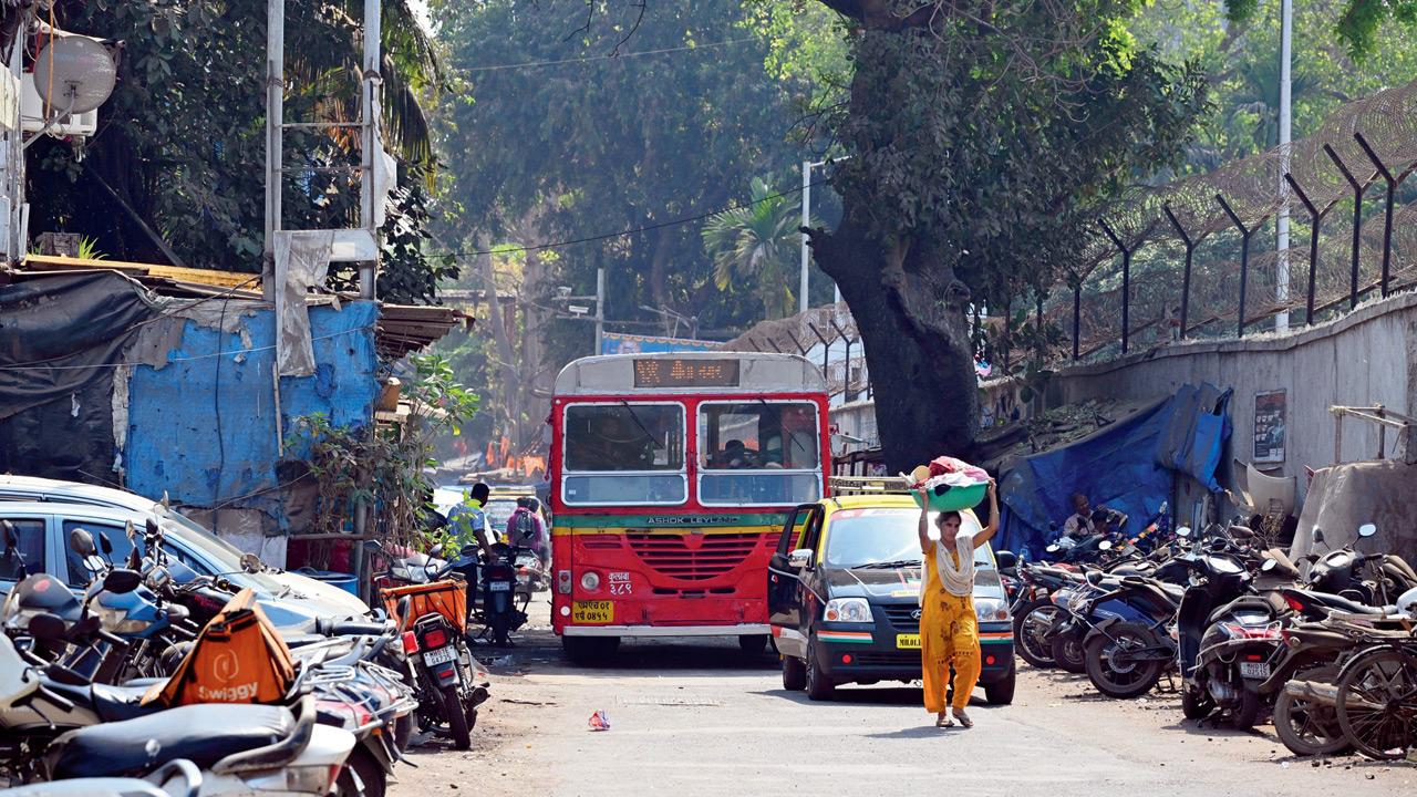 BEST bus number 139 navigating a narrow lane at Geeta Nagar, Colaba, en route to CSMT. Pics/Anurag Ahire
