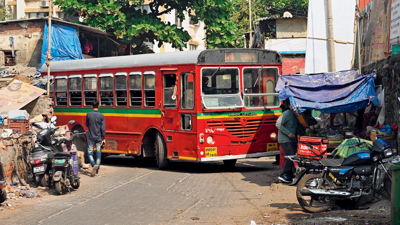 BEST bus number 627 manoeuvring through a narrow space near Juhu’s Mora Gaon bus stop. Pic/Satej Shinde