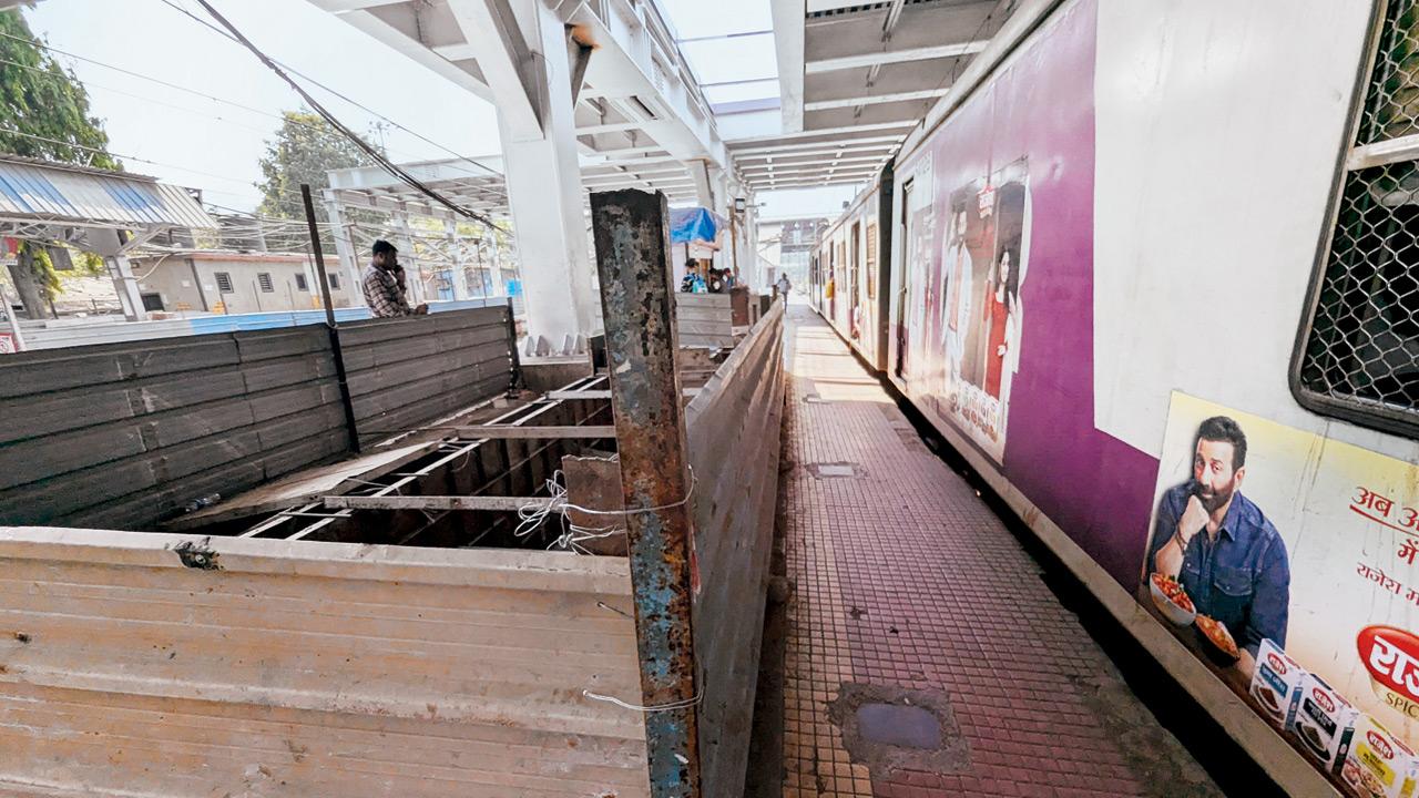 The island platform at Badlapur station, which is to be partially fenced off. Pics/Rajendra B. Aklekar