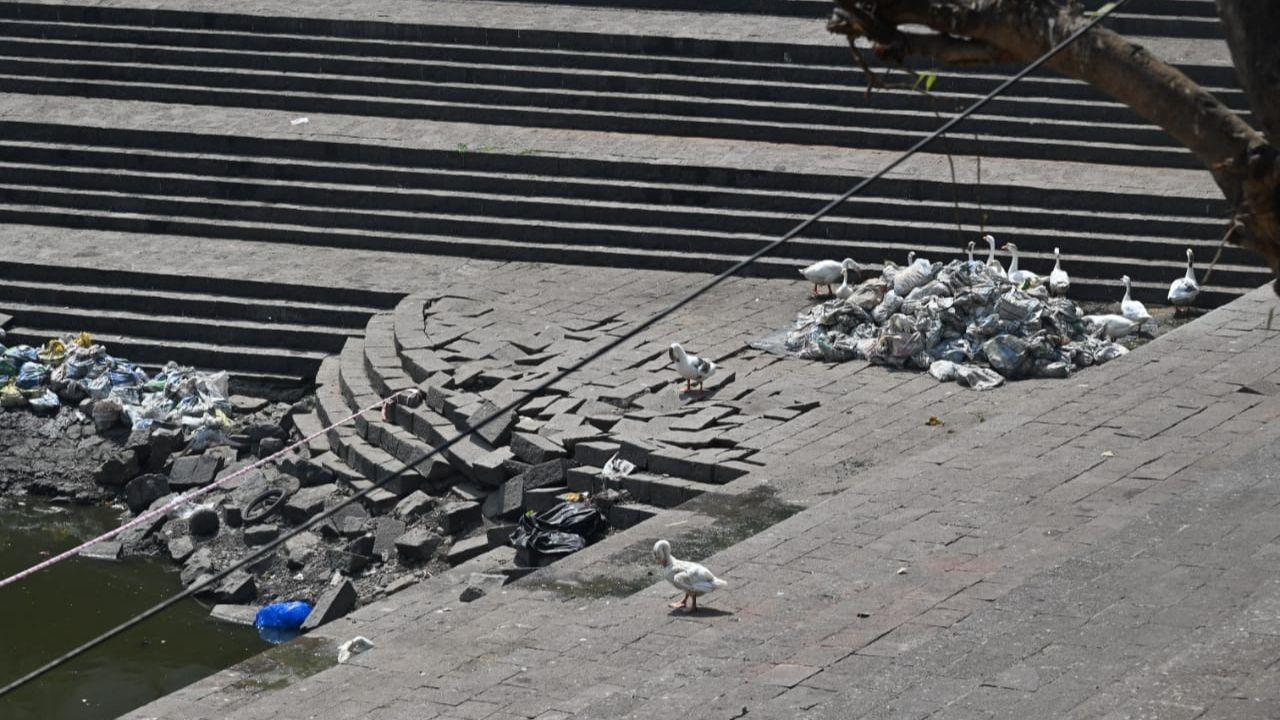 Additionally, unauthorised constructions had emerged on the tank steps, prompting the need for a comprehensive restoration effort
