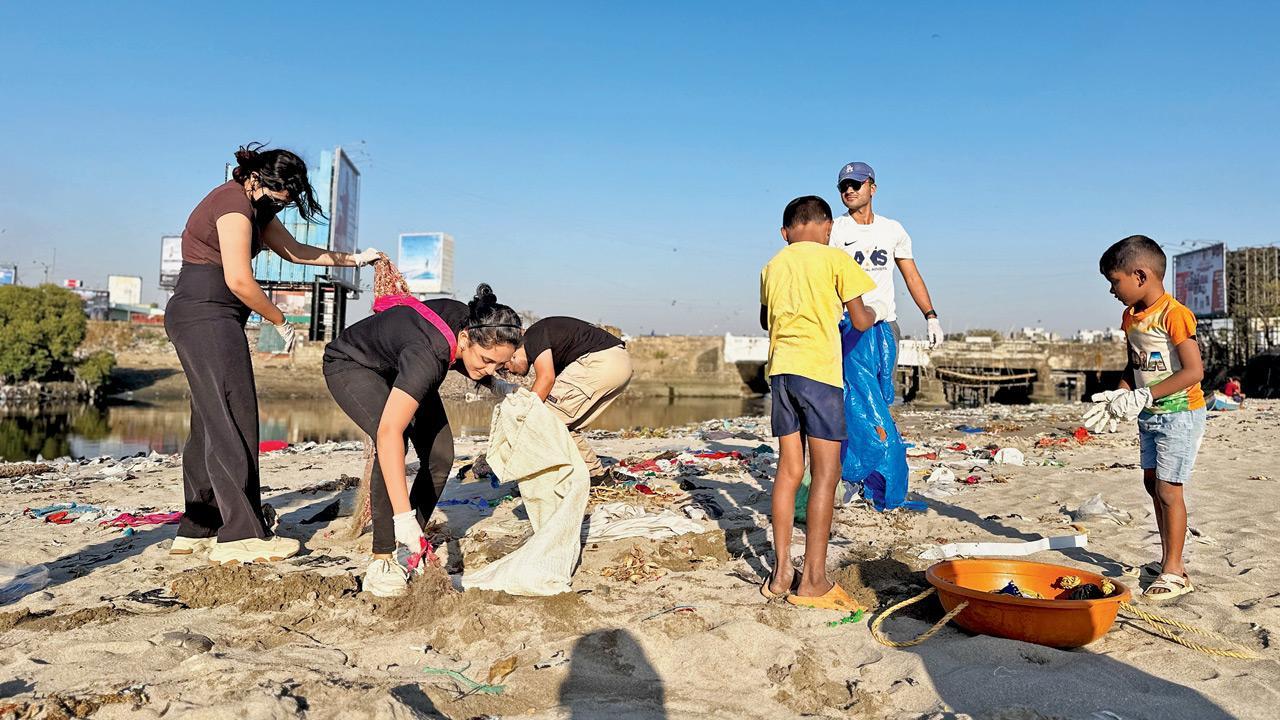 This beach clean-up drive marks the debut of a social impact app by 3 Mumbaikars